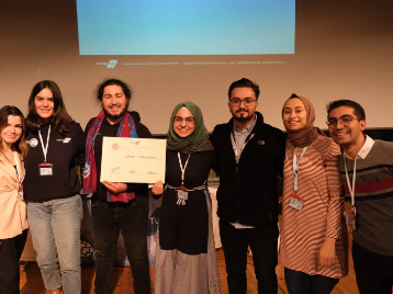 Fakültemiz öğrenci kulüplerinden olan EMSA, Türkiye Ulusal Sonbahar Kurultayında düzenlenen Twining Market yarışmasında 2.'lik ödülü olan Gümüş Sıra ödülünü almaya hak kazandılar